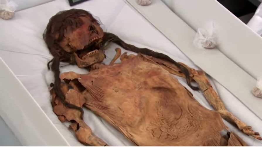 at the el brujo archaeological site researchers found a female moche mummy that was over 1200 years old 3