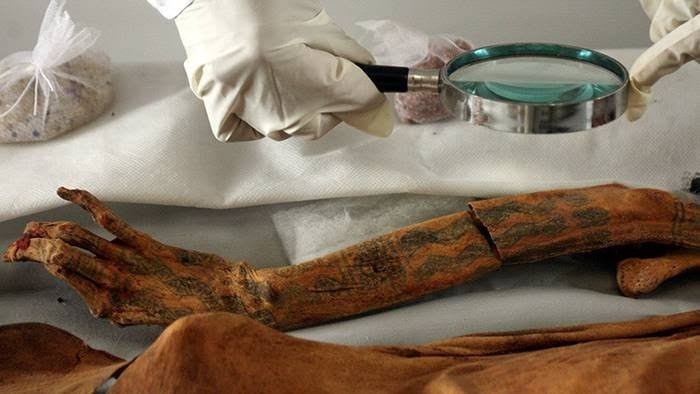 at the el brujo archaeological site researchers found a female moche mummy that was over 1200 years old 5